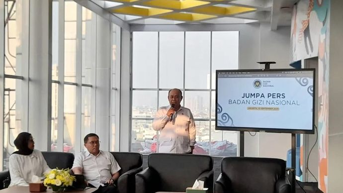 Kepala BGN Dadan Hindayana (berdiri) dalam konferensi pers tentang Program Makan Bergizi Gratis (MBG) di Kantor BGN, Jakarta Pusat, Senin 22 September 2025. ANTARA/Lintang Budiyanti Prameswari.