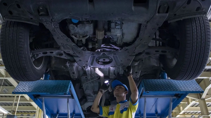 Arsip Foto - Montir memeriksa mobil pelanggan di Honda IBRM Cimahi, Jawa Barat, Rabu 19 Maret 2025. (ANTARA FOTO/Abdan Syakura/YU)
