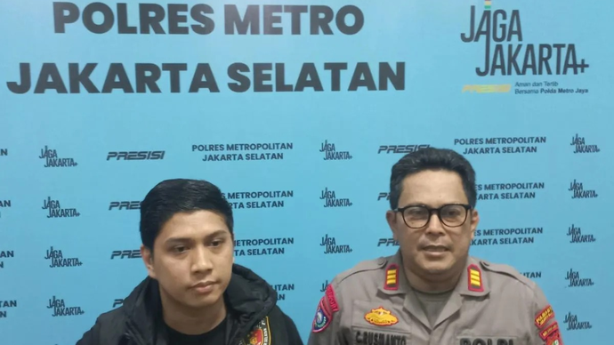 Kanit Krimsus Polres Metro Jakarta Selatan, AKP Indra Darmawan (baju hitam) memberikan keterangan kepada wartawan di Polres Metro Jakarta Selatan, Jakarta, Selasa (7/4/2026). ANTARA/Luthfia Miranda Putri.