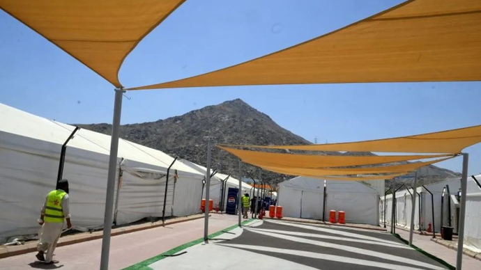 Arsip - Petugas berjalan di kompleks tenda jamaah calon haji Indonesia jelang pelaksanaan wukuf di Arafah, Makkah, Arab Saudi (26/5/2025). (ANTARA FOTO/Andika Wahyu/Spt)