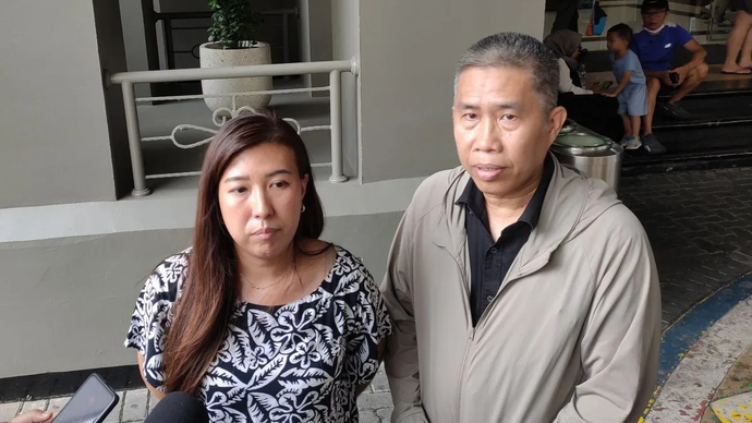 Apartment Manager Mediterania, Anggi Febrianti (kiri) memberikan keterangan kepada pers terkait kebakaran yang melanda salah basement salah satu gedung, Kamis (30/4/2026). ANTARA/Risky Syukur