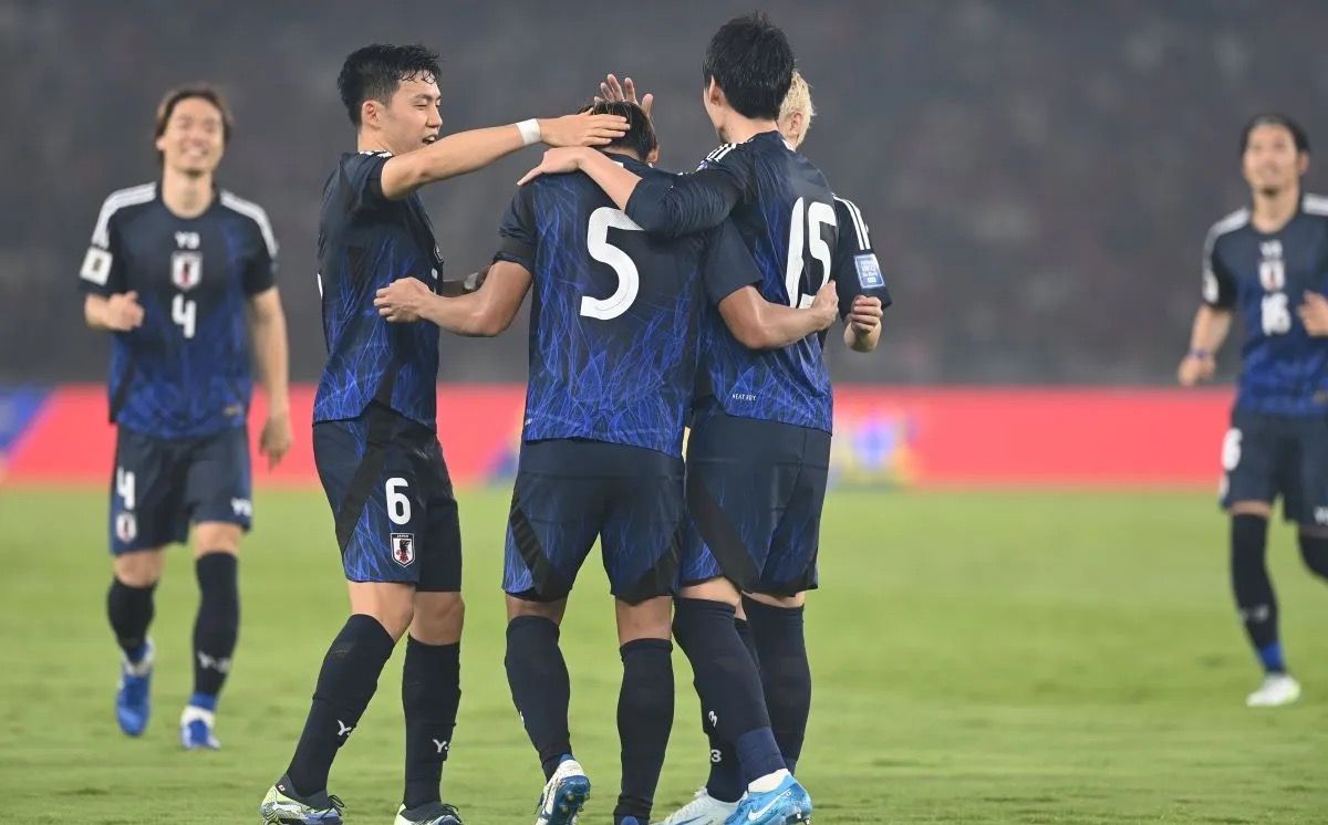 Pemain timnas Jepang Hidemasa Morita (nomor 5) berpelukan dengan rekan setimnya setelah mencetak gol ke gawang Indonesia di Stadion Utama Gelora Bung Karno (SUGBK), Jakarta, November 2024. <b>(Antara)</b>