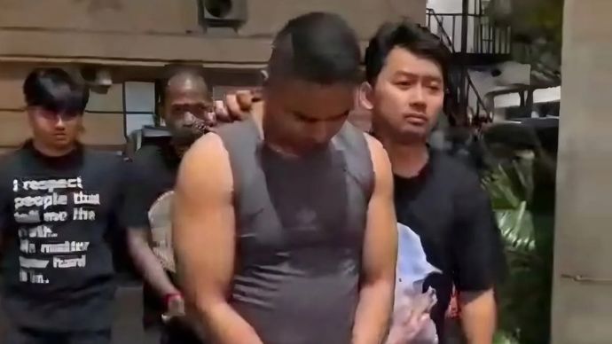 Salah satu tersangka kasus penculikan kepala cabang (kacab) sebuah bank di Jakarta yang berinisial MIP (37) dibawa ke Polda Metro Jaya, Kamis 21 Agustus 2025. ANTARA/HO-Direktorat Reserse Kriminal Umum Polda Metro Jaya.