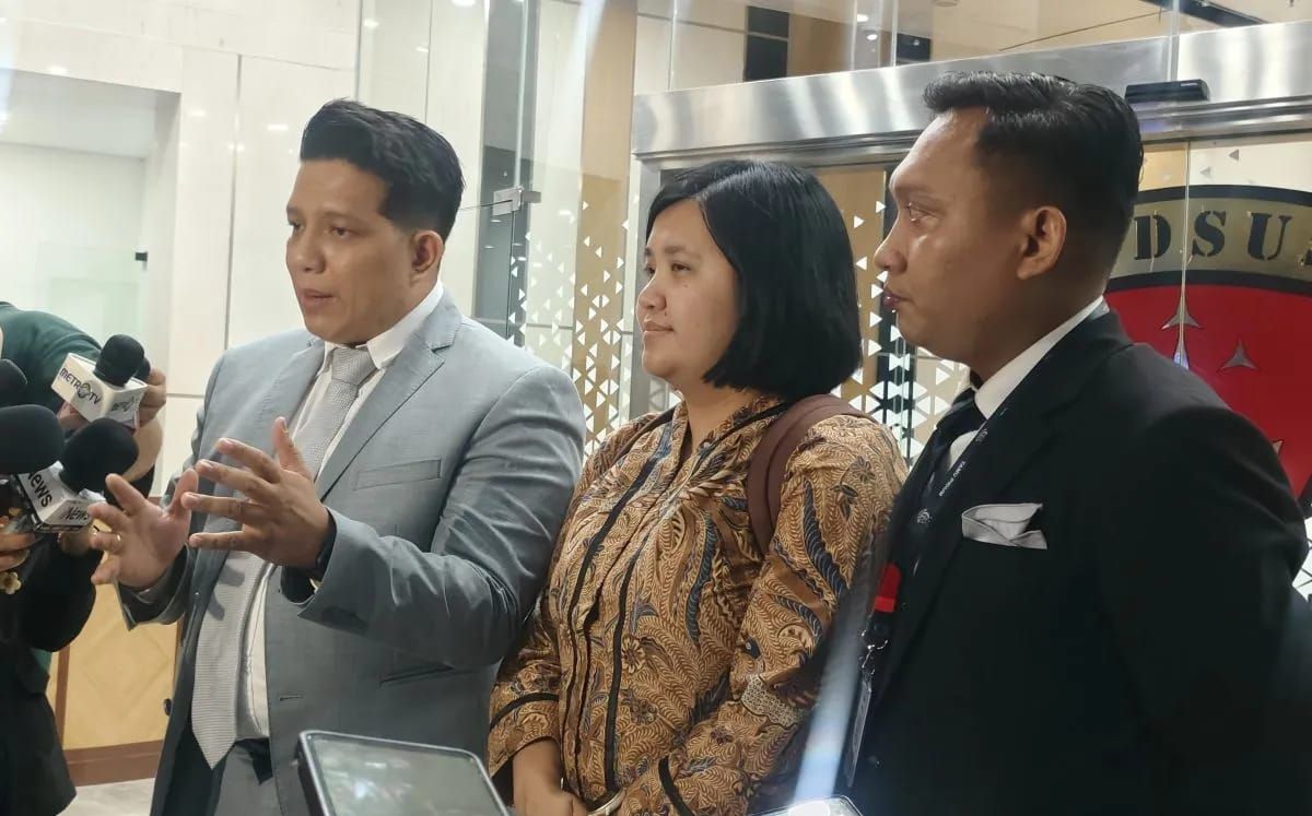 Fiona Handayani (tengah), eks staf khusus (Stafsus) mantan Mendikbudristek Nadiem Makarim, bersama tim kuasa hukumnya berbicara dengan awak media di Gedung Jampidsus Kejaksaan Agung, Jakarta, Selasa 5 Agustus 2025. (ANTARA/Nadia Putri Rahmani) <b>(Antara)</b>