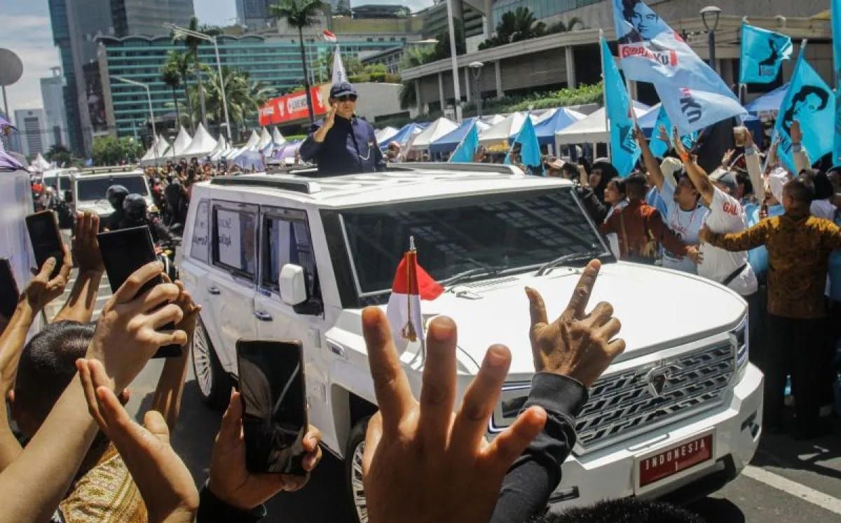 Arsip foto - Presiden Prabowo Subianto berdiri menyapa warga dari mobil Pindad Maung Garuda di Jalan MH. Thamrin, Jakarta, Minggu (20/10/2024). ANTARA FOTO/Zaky Fahreziansyah/app/YU. <b>(Antara)</b>
