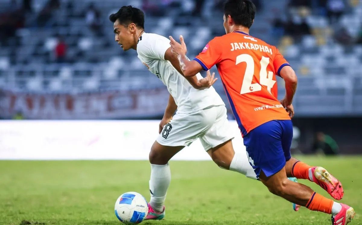 Pemain Persija Jakarta Pratama Arhan (kiri) berebut bola dengan pemain Port FC Jakkaphan Kaewprom (kanan) saat pertandingan babak penyisihan Grup B Piala Presiden 2026 di Stadion GBT Surabaya, Rabu, 29 Juli 2026. <b>(Antara)</b>