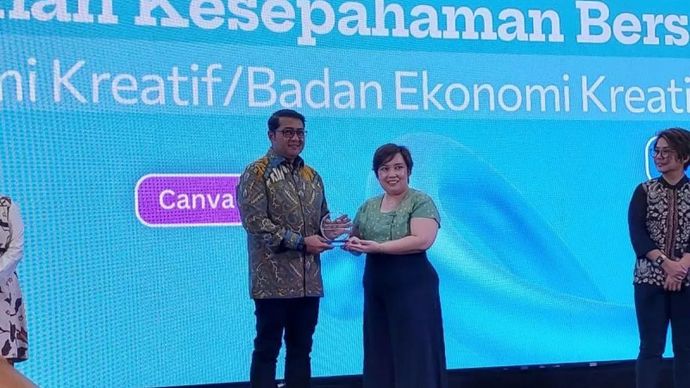 Menteri Ekonomi Kreatif Teuku Riefky Harsya bersama dengan Kepala Regional Canva untuk Asia Tenggara Yani Hornilla Donato dalam acara MoU Kemenekraf - Canva di Jakarta, Senin (29 Juli 2025). ANTARA/Fitra Ashari