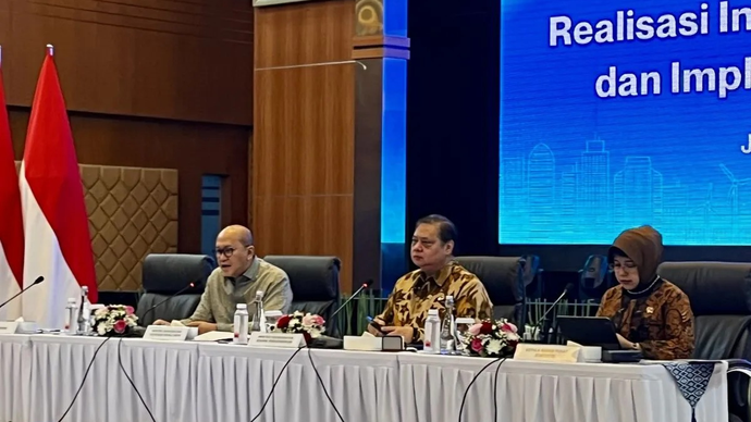 Kiri ke kanan) Menteri Investasi dan Hilirisasi/Kepala BKPM Rosan Roeslani, Menteri Koordinator Bidang Perekonomian Airlangga Hartarto, dan Kepala Badan Pusat Statistik (BPS) Amalia Adininggar Widyasanti dalam konferensi pers &ldquo;Realisasi Investasi Tri