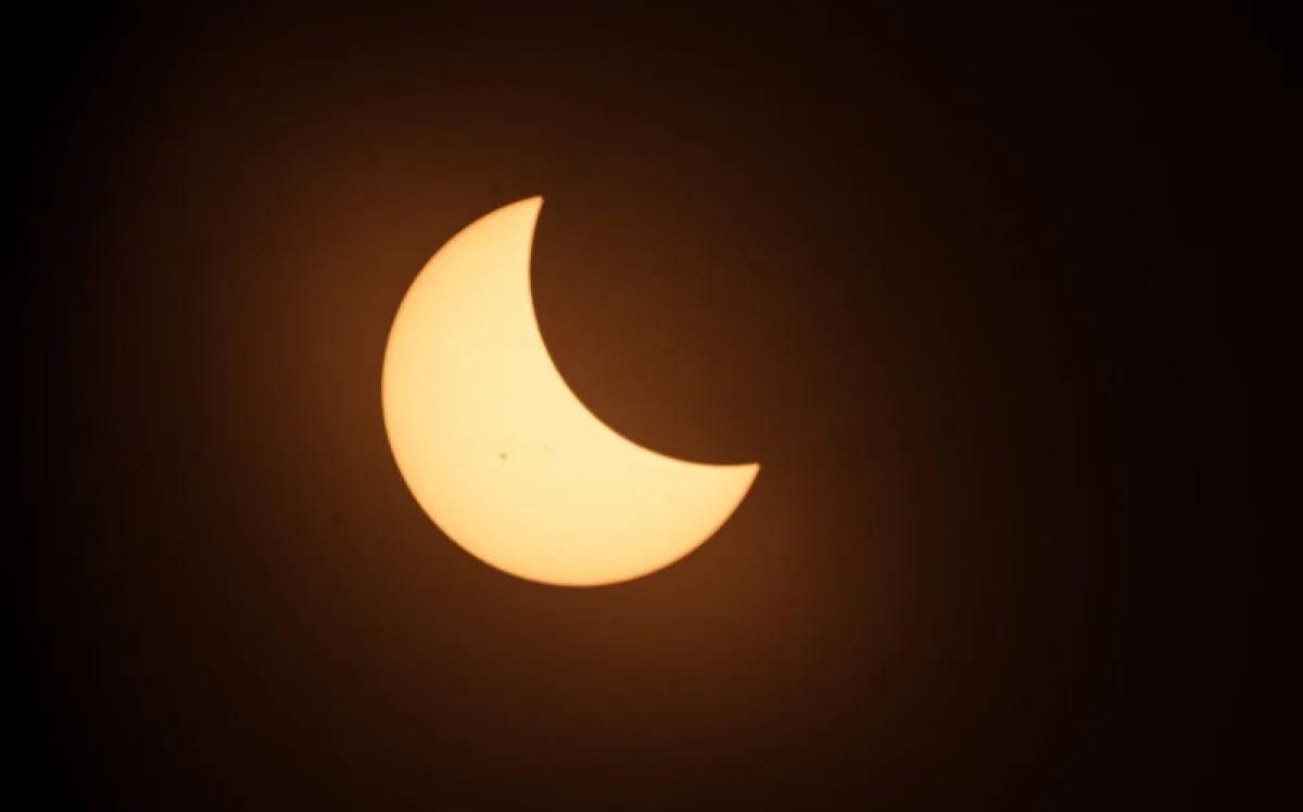 Ilustrasi - Penampakan gerhana matahari sebagian saat pengamatan menggunakan teleskop di Madrasah Aliyah Negeri (MAN) 1 Solo, Jawa Tengah, Jawa Tengah, Kamis 20 April 2023. Kegiatan pengamatan tersebut untuk membekali siswa ilmu dasar tentang gerhana <b>(Antara)</b>