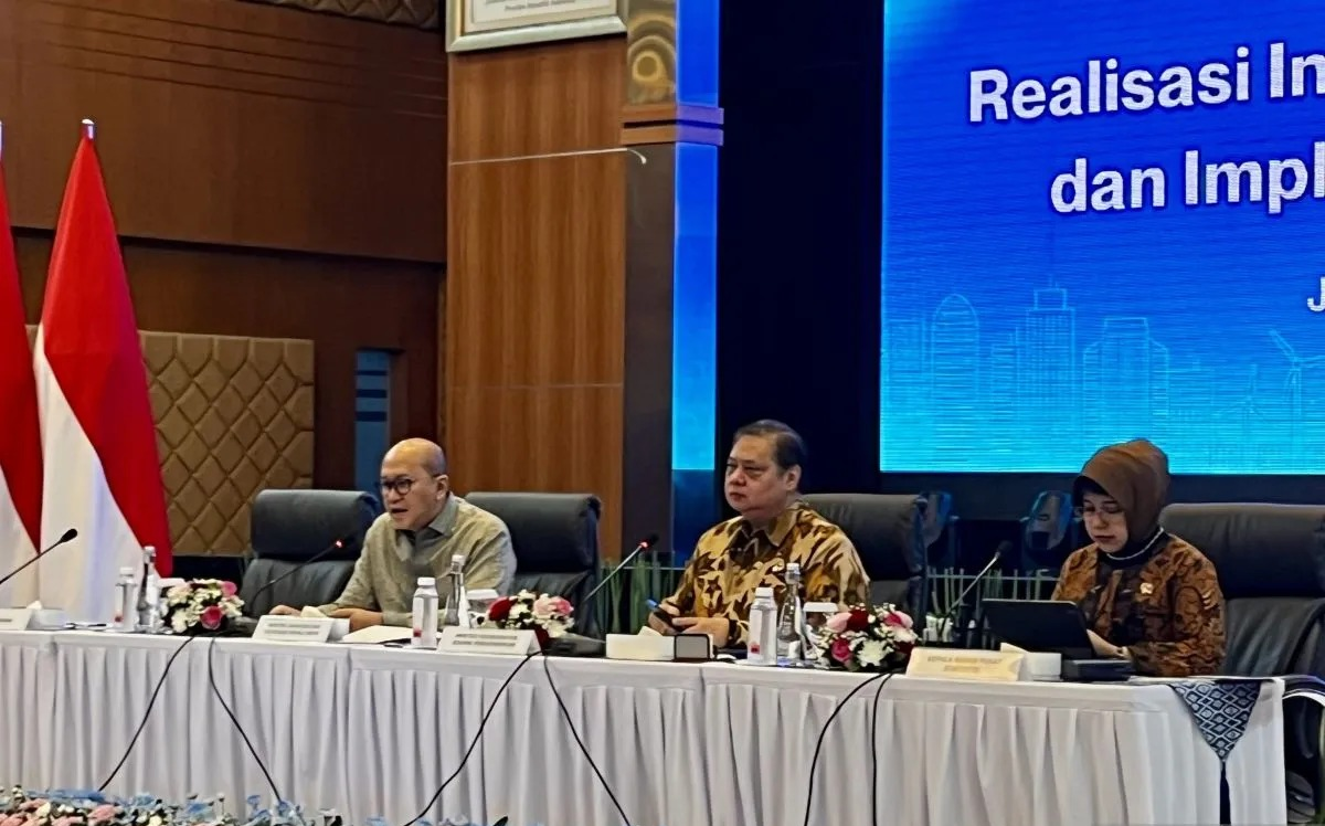 Kiri ke kanan) Menteri Investasi dan Hilirisasi/Kepala BKPM Rosan Roeslani, Menteri Koordinator Bidang Perekonomian Airlangga Hartarto, dan Kepala Badan Pusat Statistik (BPS) Amalia Adininggar Widyasanti dalam konferensi pers &ldquo;Realisasi Investasi Tri <b>(Antara)</b>
