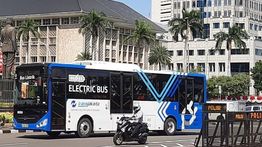 Ojol Tertabrak Bus TransJakarta Sampai Terpental di Simpang Gunung Sahari