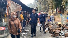Tim dari Pusat Laboratorium Forensik (Puslabfor) Bareskrim Polri turun langsung ke lokasi untuk melakukan pemeriksaan di tempat kejadian perkara (TKP) kebakaran yang terjadi di Pasar Taman Puring, Kebayoran Baru, Jakarta Selatan.