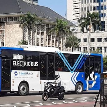 Ojol Tertabrak Bus TransJakarta Sampai Terpental di Simpang Gunung Sahari
