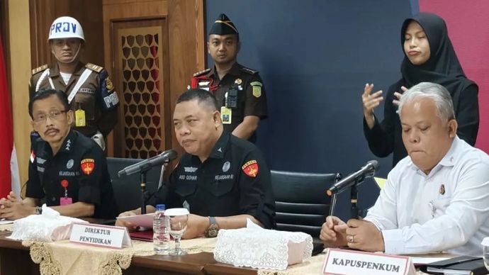 Direktur Penyidikan Jaksa Agung Muda Tindak Pidana Khusus (Jampidsus) Abdul Qohar berbicara di hadapan awak media di Gedung Kejaksaan Agung, Jakarta, Jumat (25/10/2024). 