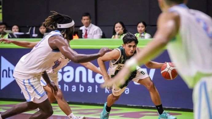 Pebasket Pacific Caesar Surabaya Daffa Dhoifullah berebut bola dengan pebasket Bali United Basketball Club dalam IBL Gopay 2025.