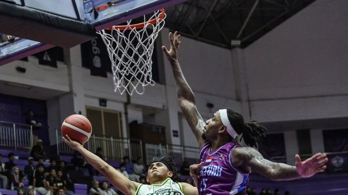 Pebasket Hangtuah Jakarta Rakeem Maleek Christmas dan pebasket Pacific Caesar Surabaya Daffa Dhoifullah.