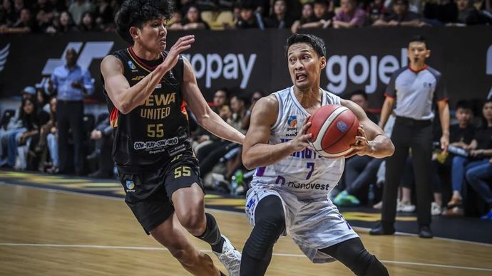 Pebasket Dewa United Banten Radithyo Wibowo dan pebasket Hangtuah Jakarta Januar Kuntara.