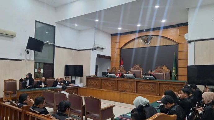 Terdakwa kasus judi daring (online/judol) Kementerian Komunikasi dan Digital (Komdigi) dalam tindak pidana pencucian uang (TPPU), Rajo Emirsyah menghadiri sidang tuntutan di Pengadilan Negeri Jakarta Selatan, Jakarta, Rabu, 23 Juli 2025.