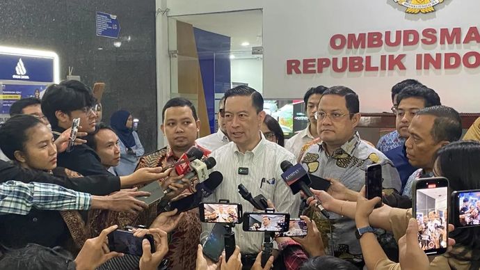 Mantan Menteri Perdagangan Thomas Trikasih &ldquo;Tom&rdquo; Lembong (tengah) menghadap ke Kantor Ombudsman RI di Kuningan, Jakarta, Selasa 12 Agustus 2025. (ANTARA/Fath Putra Mulya)
