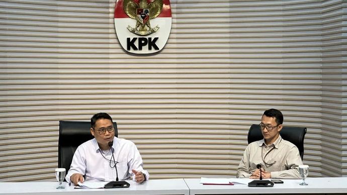 Pelaksana Tugas Deputi Penindakan dan Eksekusi Komisi Pemberantasan Korupsi Asep Guntur Rahayu (kiri depan) bersama Juru Bicara KPK Budi Prasetyo (kanan depan) memberikan keterangan di Gedung Merah Putih KPK, Jakarta, Kamis, 25 September 2025.