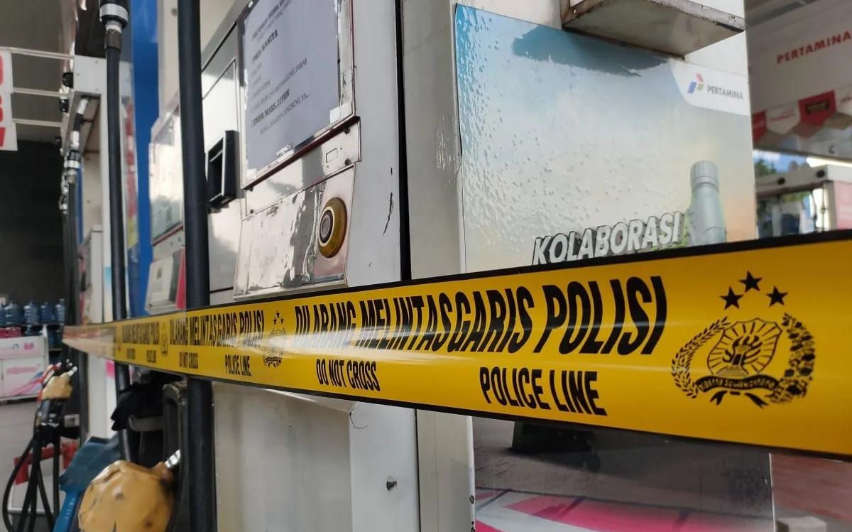 Pompa BBM pertalite di Stasiun Pengisian Bahan Bakar Umum (SPBU) 34.116.12 Kembangan, Jakarta Barat, dipasangi garis polisi akibat insiden tercampurnya pertalite dengan solar, Senin 4 Agustus 2025. ANTARA/Risky Syukur <b>(Antara)</b>