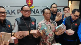 Kejaksaan Tinggi Jawa Timur menetapkan Kepala Dinas Energi dan Sumber Daya Mineral (ESDM) Provinsi Jawa Timur berinisial AM sebagai tersangka dalam kasus dugaan pungutan liar (pungli) terkait perizinan tambang.