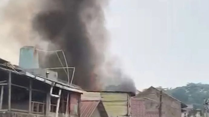 Kondisi luar kebakaran rumah di Gang Madrasah, Cibubur, Ciracas, Jakarta Timur, Senin 25 Agustus 2025. (ANTARA/Siti Nurhaliza)
