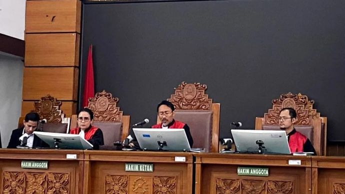 Hakim Pengadilan Negeri Jakarta Selatan I Ketut Darpawan menggugurkan permohonan Peninjauan Kembali (PK) terpidana kasus dugaan penyebaran fitnah terhadap mantan Wakil Presiden Jusuf Kalla, Silfester Matutina, Jakarta, Rabu 27 Agustus 2025. ANTARA/Luthfia Miranda Putri.