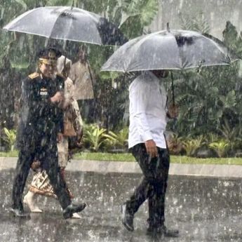 Di Tengah Isu Reshuffle, Eks Wakapolri Komjen Ahmad Dofiri dan Istri Tiba di Istana