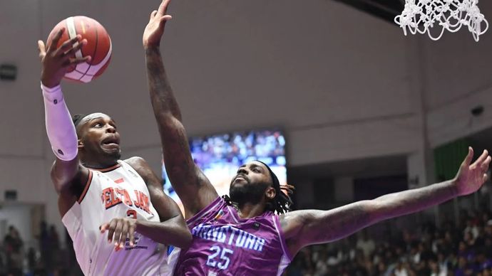 Pebasket Pelita Jaya Jakarta James L Dickey III dan pebasket Hangtuah Jakarta Rakeem Maleek Christmas.