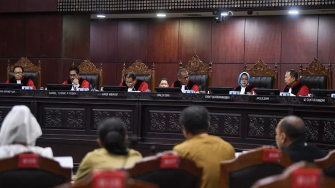 Wakil Ketua Mahkamah Konstitusi Saldi Isra, Anggota Majelis Hakim MK Ridwan Mansyur, Daniel Yusmic Foekh, Arief Hidayat, Enny Nurbaningsih dan Arsul Sani memimpin sidang Pengujian Materiil Undang-Undang Nomor 17 Tahun 2014 tentang MPR, DPR, dan DPRD di Ruang Sidang Mahkamah Konstitusi.