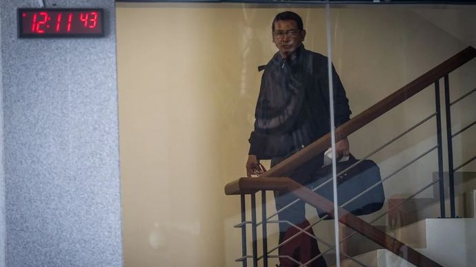 Mantan Wakil Direktur Utama Bank Rakyat Indonesia (BRI) Catur Budi Harto berjalan menuruni tangga usai menjalani pemeriksaan di Gedung Merah Putih KPK, Jakarta, Kamis (26/6/2025). Catur Budi Harto diperiksa penyidik KPK sebagai saksi dalam kasus dugaan korupsi terkait pengadaan mesin electronic data capture atau EDC di PT BRI (Persero) yang tejadi pada 2023-2024.