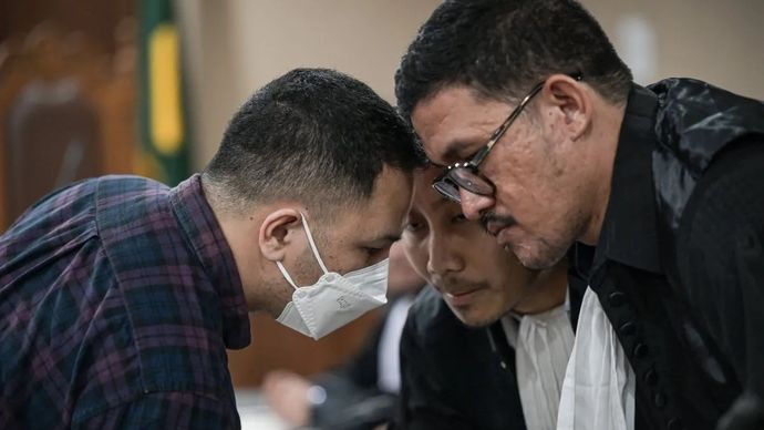 Mantan Jaksa Kejaksaan Negeri Jakarta Barat Azam Akhmad Akhsya dengan penasihat hukumnya di sidang tuntutan di Pengadilan Tipikor.