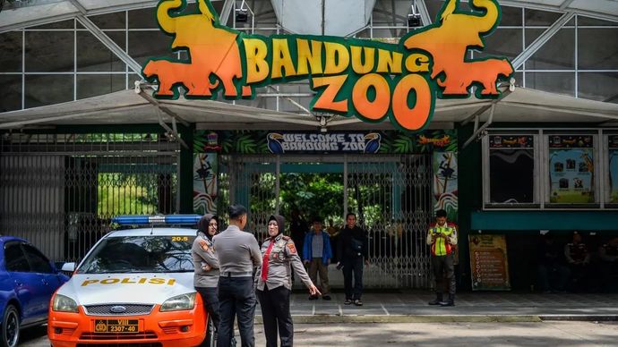 Petugas Kepolisian berjaga di depan Bandung Zoo.