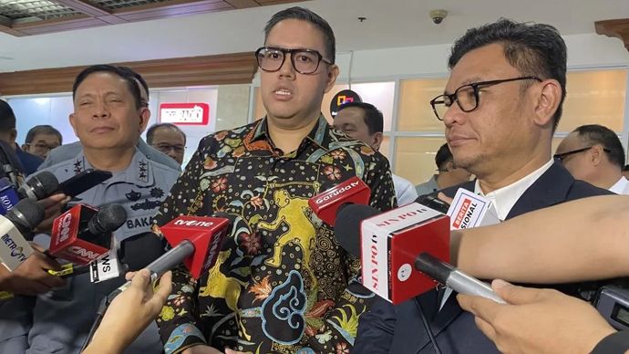 Gubernur Lemhannas Ace Hasan Syadzily (kanan) dan Wakil Ketua Komisi I DPR RI Dave Laksono (tengah) memberikan keterangan kepada pers usai rapat tertutup di kompleks parlemen, Senayan, Jakarta, Rabu 3 September 2025. (ANTARA/Fath Putra Mulya)