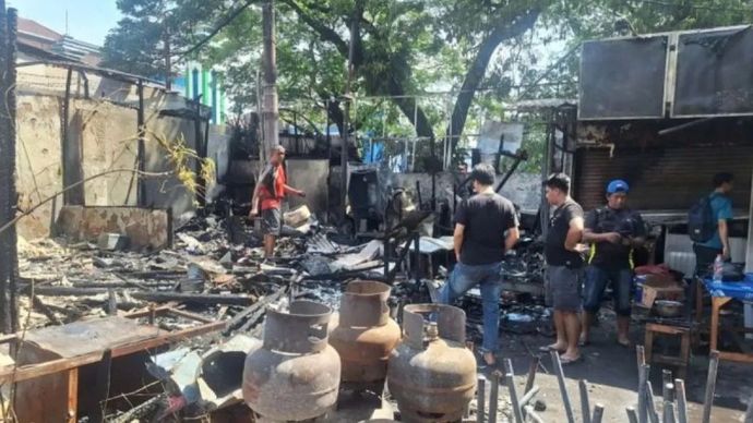 Tempat kejadian perkara (TKP) pengeroyokan penagih utang di depan Taman Makam Pahlawan (TMP) Kalibata, Pancoran, Jakarta Selatan, J