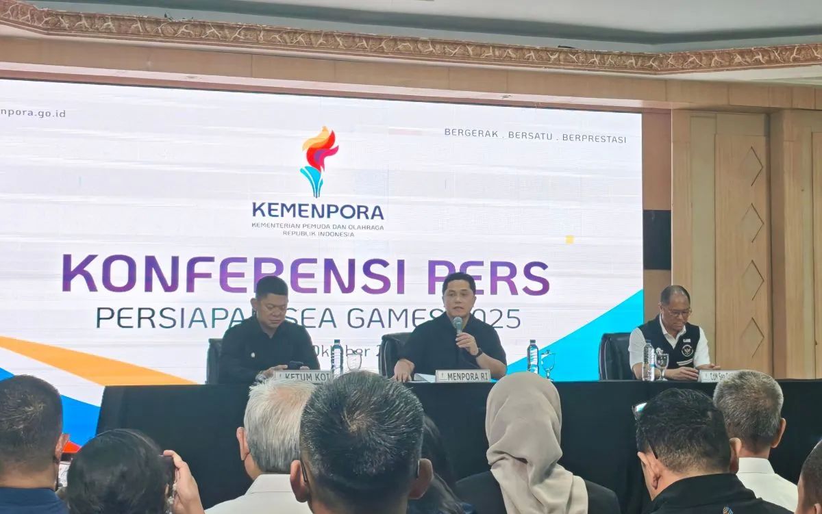 Menteri Pemuda dan Olahraga Erick Thohir (kedua kanan) bersama Ketua Umum Komite Olimpiade Indonesia Raja Sapta Oktohari (pertama) dan Chef de Mission (CdM) Kontingen Indonesia untuk SEA Games 2025 Bayu Priawan Djokosoetono (pertama kanan) memberikan <b>(ANTARA)</b>