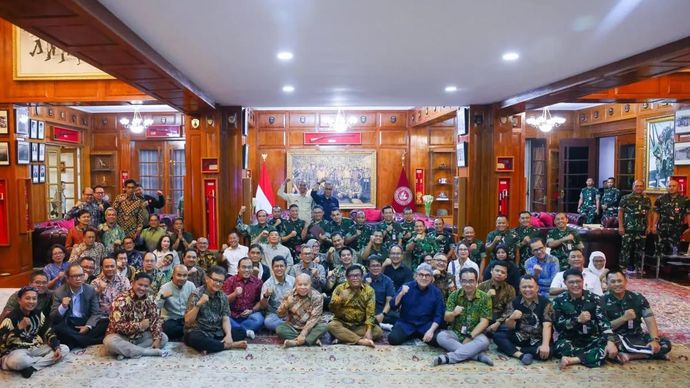 Menteri Pertahanan Sjafrie Sjamsoeddin dan Wakil Menteri Pertahanan Donny Ermawan Taufanto saat menggelar pertemuan dengan pimpinan media massa di kantor Kementerian Pertahanan, Selasa 2 september 2025 (ANTARA/Ho-Tim Media Sjafrie Sjamsoeddin)