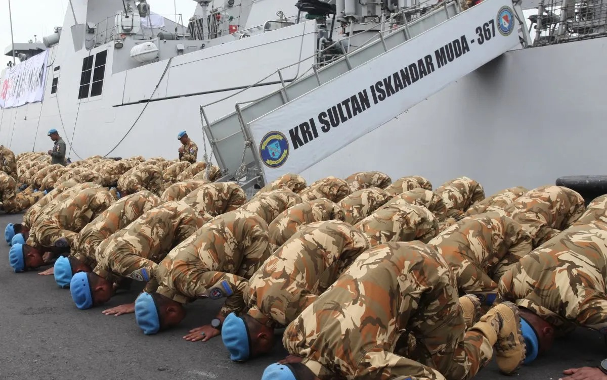 Sejumlah personel TNI AL dari Satuan Tugas Maritime Task Force (MTF) TNI Kontingen Garuda XXVIII-P/UNIFIL bersujud syukur usai turun dari KRI Sultan Iskandar Muda-367 setibanya di Koarmada II, Surabaya, Jawa Timur, Sabtu (7/2/2026). <b>(Antara)</b>