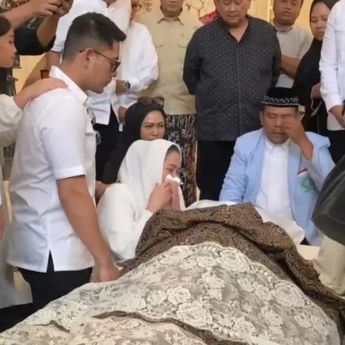 Tangis Istri Suryadharma Ali Pecah di Samping Jenazah Suami Tercinta
