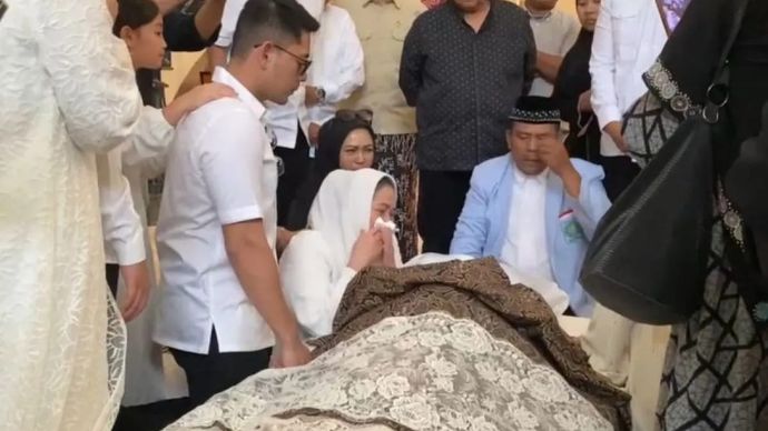 Sang istri mantan Menteri Agama Suryadharma Ali yaitu Wardhatul Asriah menangis saat duduk di samping jenazah suaminya yang disemayamkan di ruang tamu rumah duka di Jalan Cipinang Cempedak I Nomor 30, Cipinang Cempedak, Jatinegara, Jakarta Timur, Kam