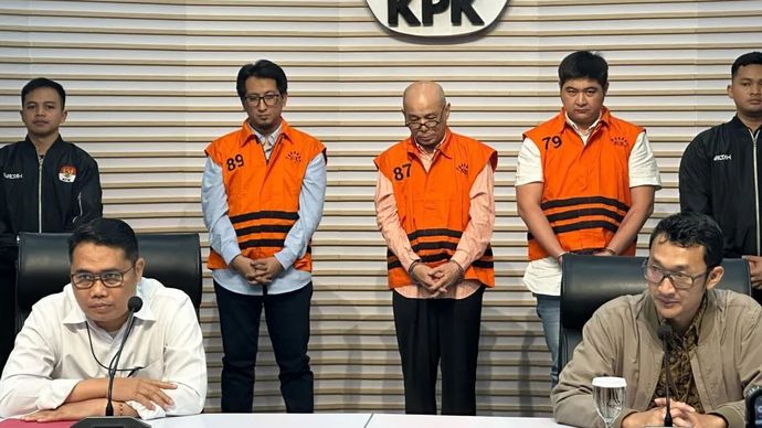 Pelaksana Tugas Deputi Penindakan dan Eksekusi Komisi Pemberantasan Korupsi Asep Guntur Rahayu (kiri depan) bersama Juru Bicara KPK Budi Prasetyo (kanan depan) saat menunjukkan ketiga tersangka kasus dugaan suap terkait pengadaan katalis di PT Pertamina (Persero) tahun anggaran 2012-2014, yakni (kiri-kanan) Alvin Pradipta Adiyota, Gunardi Wantjik, dan Frederick Aldo Gunardi, di Gedung Merah Putih KPK, Jakarta, Selasa 9 September 2025. (ANTARA/Rio Feisal)