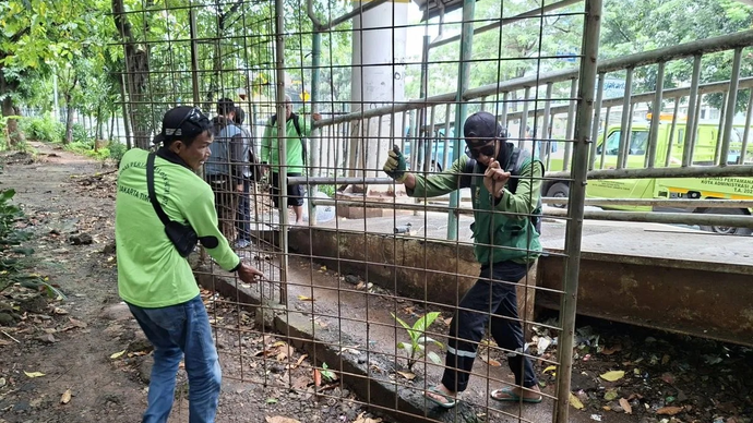 ajaran Suku Dinas Pertamanan dan Hutan Kota Jakarta Timur bersama sejumlah personel lainnya menutup permanen dua titik akses masuk Taman Kota di kawasan Cawang, Kebon Pala, Makasar, Jakarta Timur, Jumat,  27 Februari 2026. (ANTARA/Siti Nurhaliza).