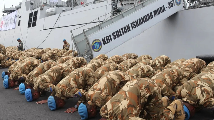 Sejumlah personel TNI AL dari Satuan Tugas Maritime Task Force (MTF) TNI Kontingen Garuda XXVIII-P/UNIFIL bersujud syukur usai turun dari KRI Sultan Iskandar Muda-367 setibanya di Koarmada II, Surabaya, Jawa Timur, Sabtu (7/2/2026). Kapal perang Korvet kelas Sigma di bawah komando Letkol Laut (P) Anugerah Annurullah selaku Dansatgas MTF TNI Konga XXVIII-P/UNIFIL yang membawa 120 personel TNI AL itu telah kembali ke Surabaya setelah melaksanakan misi perdamaian PBB di Lebanon. ANTARA FOTO/Didik Suhartono/wsj.