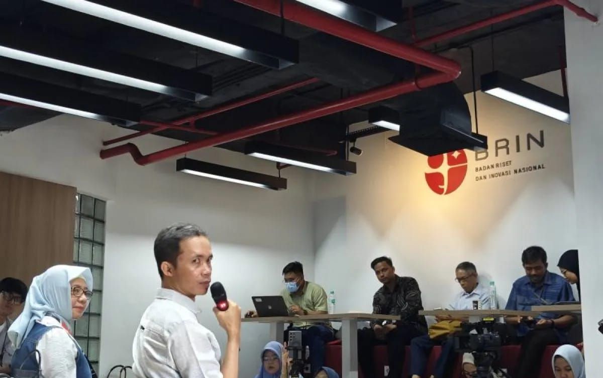 Peneliti Ahli Madya Pusat Riset Kebencanaan Geologi BRIN, Purna Sulastya Putra memaparkan hasil penelitian jejak tsunami bermagnitudo besar di selatan pulau Jawa sebagai bahan untuk mengurangi dampak bencana berulang, di Jakarta, Rabu 6 Agustus 2025  <b>(Antara)</b>