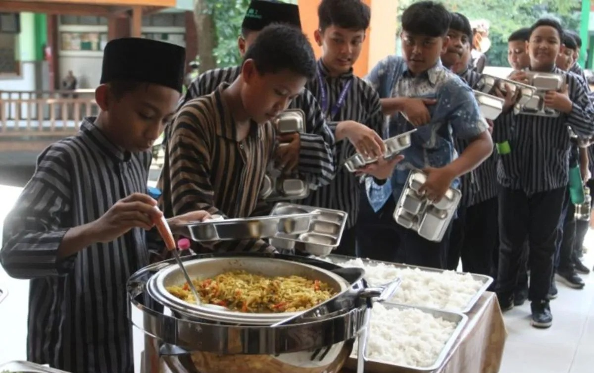 Siswa antre mengambil makanan secara prasmanan dalam uji coba pelaksanaan program Makan Bergizi Gratis (MBG) di MIN 2 Kota Malang, Jawa Timur, Kamis (2/4/2026). <b>(Antara)</b>