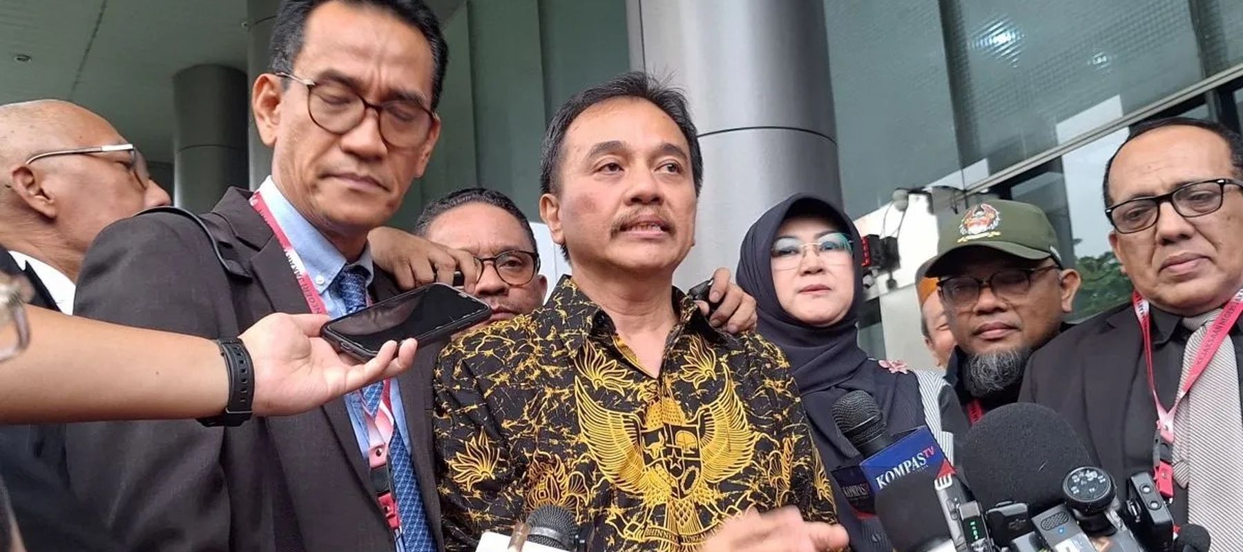 Tersangka kasus dugaan fitnah dan pencemaran nama baik terkait keaslian ijazah Presiden ke-7 RI Joko Widodo (Jokowi), Roy Suryo dan Tifauzia Tyassuma (dokter Tifa), Jakarta, Senin, 22 Juni 2026.