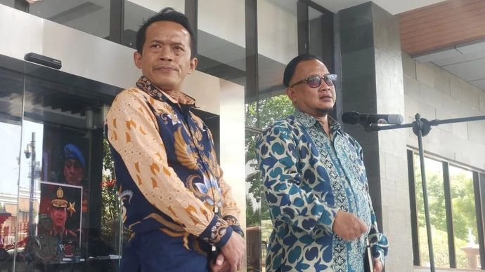 Komisioner Kompolnas Muhammad Choirul Anam (kanan) dan Gufron Mabruri (kiri) memberikan keterangan pers di Gedung Divisi Propam Polri, Jakarta, Selasa 2 September 2025. ANTARA/Nadia Putri Rahmani.