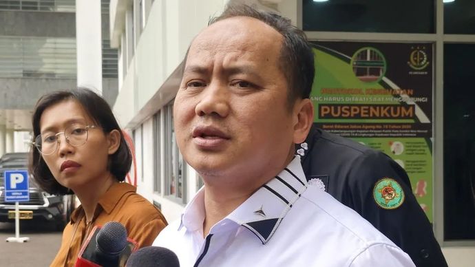 Kepala Pusat Penerangan Hukum (Kapuspenkum) Kejaksaan Agung Anang Supriatna berbicara dengan awak media di Gedung Kejaksaan Agung, Jakarta, Kamis 18 September 2025. (ANTARA/Nadia Putri Rahmani)
