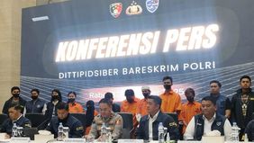 Direktorat Tindak Pidana Siber (Dittipidsiber) Bareskrim Polri menangkap sepasang suami istri yang diduga menjadi penggerak aksi penggerudukan rumah anggota DPR RI Ahmad Sahroni serta Polres Jakarta Utara melalui media sosial.